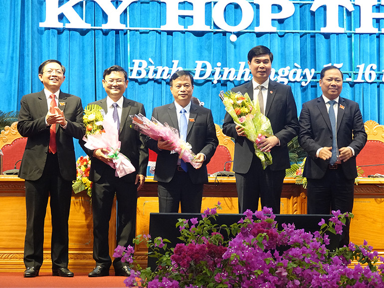 Ông Hồ Quốc Dũng, Chủ tịch Hội đồng nhân dân tỉnh khóa XIII (trái) và ông Nguyễn Phi Long, Chủ tịch Ủy ban nhân dân tỉnh (phải) chúc mừng ba Phó Chủ tịch Ủy ban nhân dân tỉnh Bình Định khóa XIII, nhiệm kỳ 2021 - 2026. Ông Hồ Quốc Dũng tái đắc cử Chủ tịch Hội đồng nhân dân tỉnh Bình Định -0