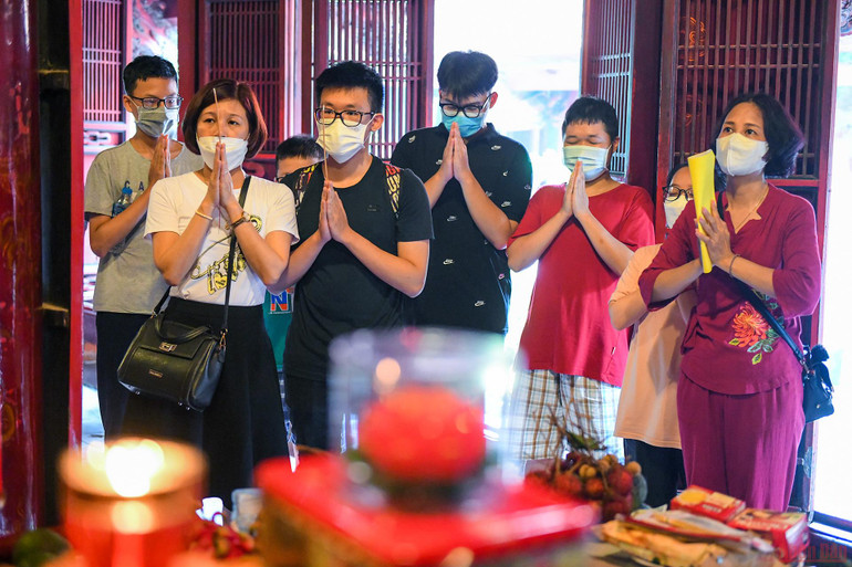 Sĩ tử đến Văn Miếu dâng lễ, cầu may trước kỳ thi tốt nghiệp THPT -0