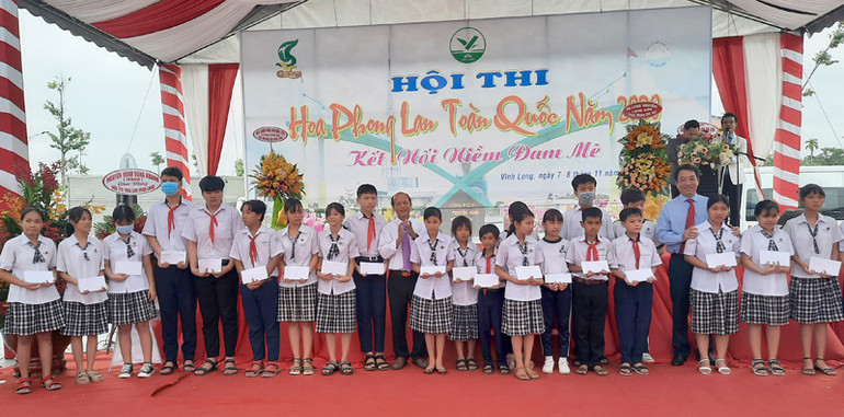 Dịp này, 50 suất học bổng được trao cho các em học sinh vượt khó học giỏi ở tỉnh Vĩnh Long. Rực rỡ sắc màu hoa phong lan toàn quốc -0