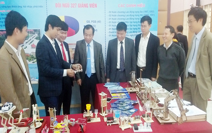 Các sản phẩm khoa học có tính ứng dụng cao, thiết thực với đời sống của Đại học Thái Nguyên được trưng bày, giới thiệu. Xây dựng Đại học Thái Nguyên uy tín, chất lượng cao -0
