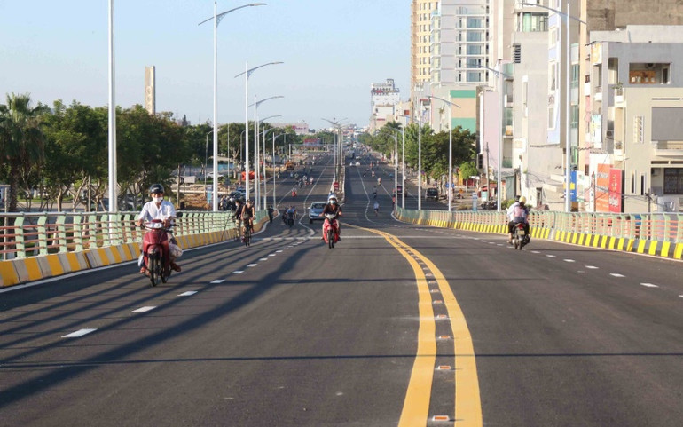 Các phương tiện di chuyển trên cầu vượt từ ngày 14/7. Thông xe cầu vượt nút giao thông phía tây cầu Trần Thị Lý -0