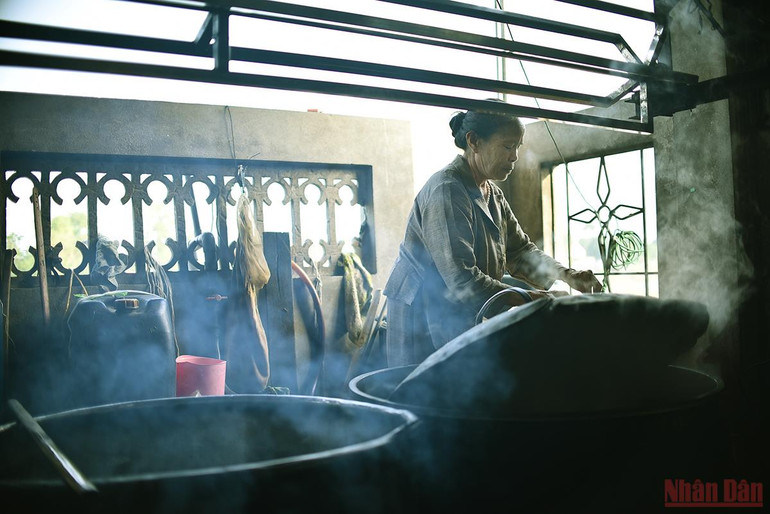 Tấm lụa to tằm dệt nên truyền thống -0