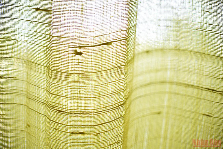 Tấm lụa to tằm dệt nên truyền thống -0