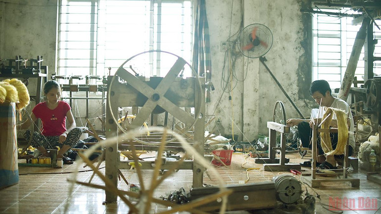 Tấm lụa to tằm dệt nên truyền thống -0