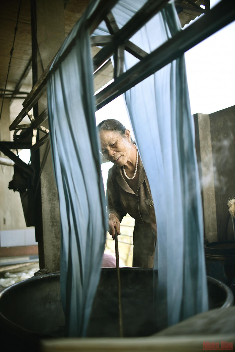 Tấm lụa to tằm dệt nên truyền thống -0