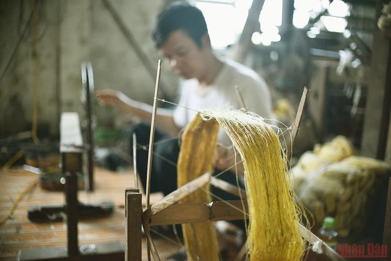 Tấm lụa to tằm dệt nên truyền thống -0