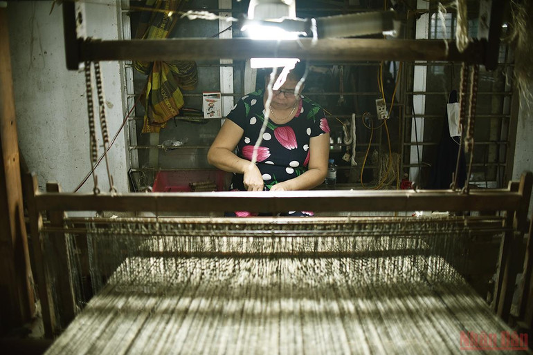 Tấm lụa to tằm dệt nên truyền thống -0