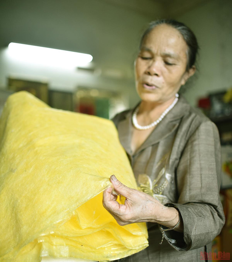 Tấm lụa to tằm dệt nên truyền thống -0