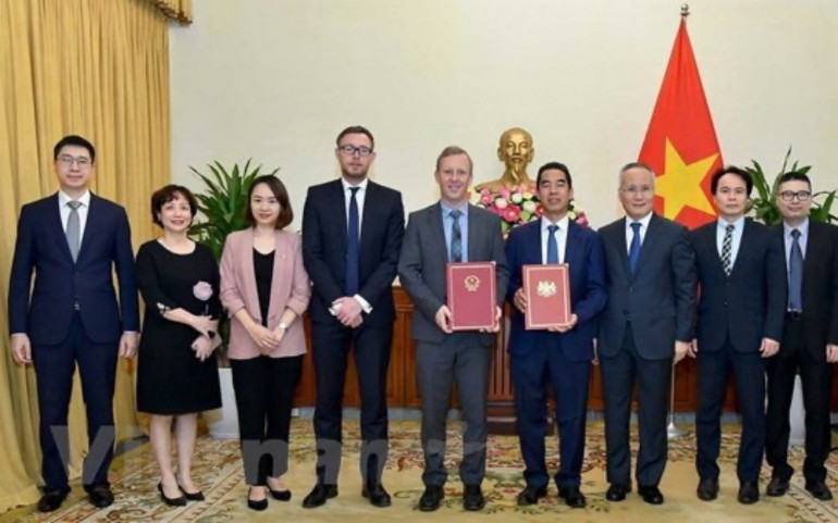 Đại diện Việt Nam và Anh trao công hàm khẳng định ngày có hiệu lực của hiệp định UKVFTA. (Ảnh: Vietnam+) Đại sứ Anh Gareth Ward ấn tượng với cam kết của Việt Nam tại COP26 -0