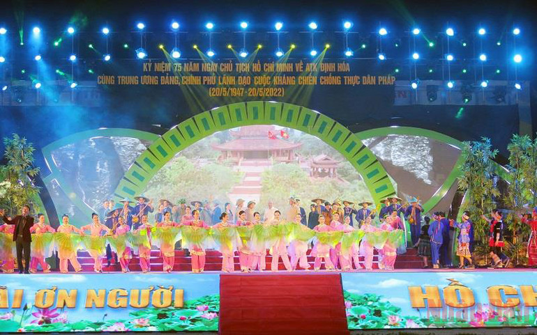 Toàn cảnh chương trình nghệ thuật đặc biệt “ATK - Nhớ mãi tên Người”. Kỷ niệm 75 năm Ngày Bác Hồ về ATK Định Hóa -0
