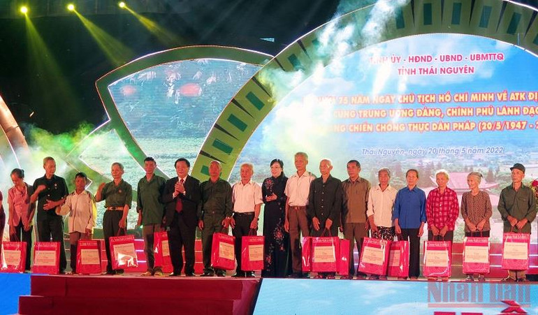 Tỉnh Thái Nguyên trao tặng 75 suất quà cho các gia đình chính sách trên địa bàn huyện Định Hóa. Chương trình nghệ thuật đặc biệt “ATK - Nhớ mãi tên Người” -0