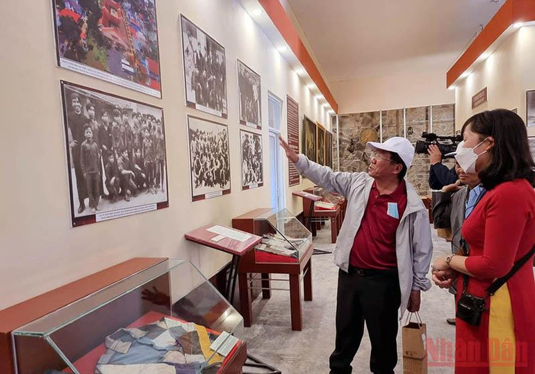 Triển lãm tư liệu và hình ảnh Côn Đảo từ thời nhà Nguyễn xác lập chủ quyền đến nay -0