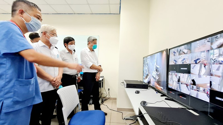 PGS,TS Nguyễn Lân Hiếu (áo xanh) tại Trung tâm điều hành Bệnh viện dã chiến hồi sức cấp cứu tỉnh Bình Dương vào năm 2021. PGS,TS Nguyễn Lân Hiếu được bổ nhiệm kiêm Giám đốc Bệnh viện đa khoa tỉnh Bình Dương -0