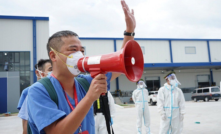 PGS,TS Nguyễn Lân Hiếu cầm loa động viên F0 tại Khu điều trị bệnh nhân Covid-19 trên địa bàn tỉnh Bình Dương vào năm 2021. PGS,TS Nguyễn Lân Hiếu được bổ nhiệm kiêm Giám đốc Bệnh viện đa khoa tỉnh Bình Dương -0