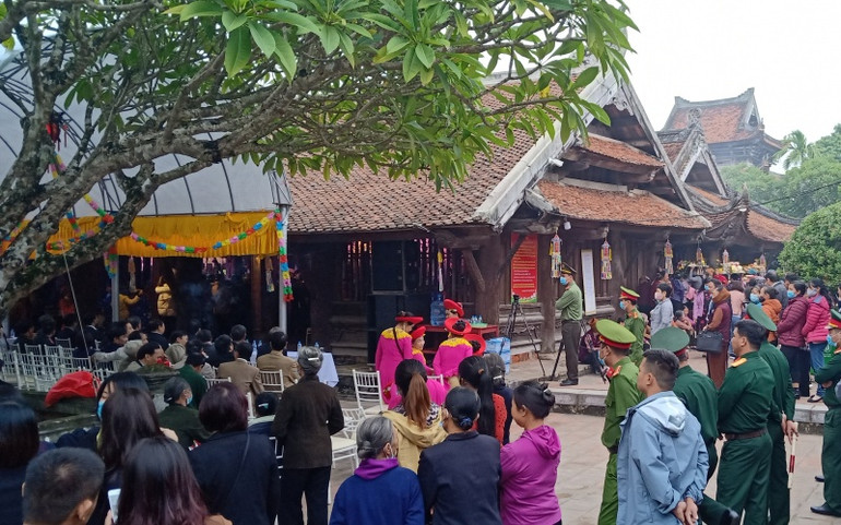 Đông đảo nhân dân và du khách gần xa tới chiêm bái, vãn cảnh chùa Keo Thái Bình. Anh_2_4-1603699488505.jpg