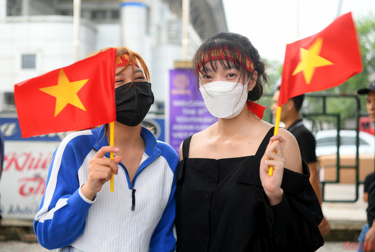 Cổ động viên Việt Nam khuấy động SVĐ Việt Trì trước giờ G -0