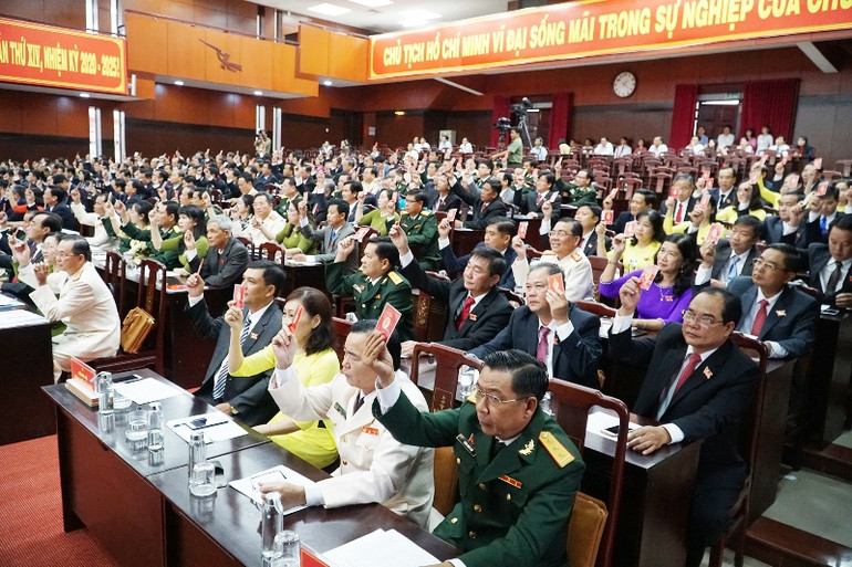 Các đại biểu biểu quyết thông qua Nghị quyết Đại hội. Đồng chí Lâm Văn Mẫn được bầu giữ chức Bí thư Tỉnh ủy Sóc Trăng -0
