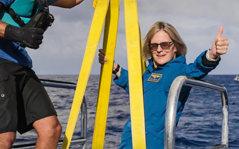 Bên ngoài Trái đất, dưới đáy đại dương -0