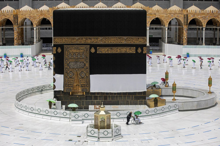 Để tránh lây nhiễm virus SARS-CoV-2, không ai được phép chạm vào khối đá Kaaba. Cuộc hành hương Hajj rất khác của các tín đồ Hồi giáo -4