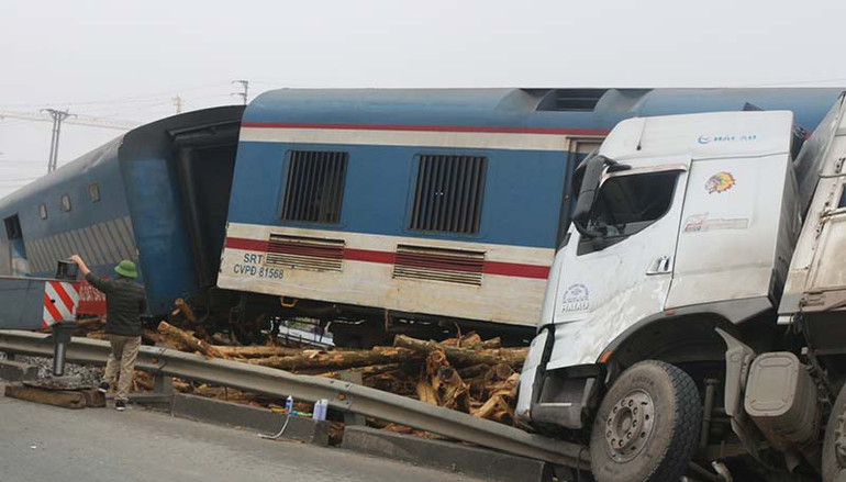 Hà Nam tàu hỏa bị lật đầu máy do va chạm với xe tải -0