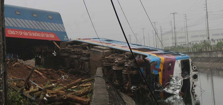 Hà Nam tàu hỏa bị lật đầu máy do va chạm với xe tải -0