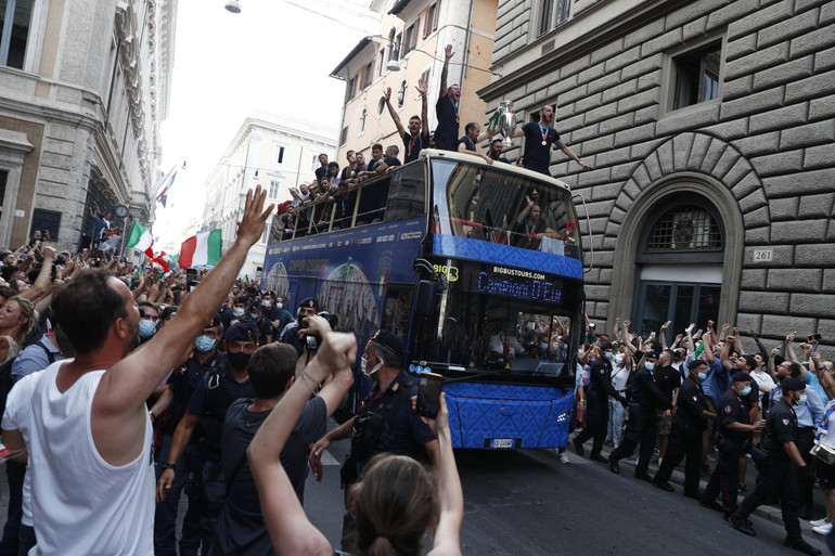 Biển người ăn mừng chức vô địch EURO 2020 cùng đội tuyển Italia -0