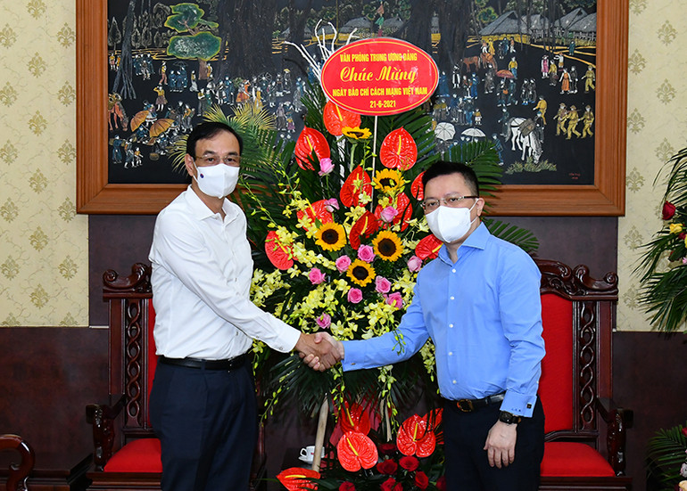 Phó Chánh Văn phòng Trung ương Đảng Đào Đức Toàn chúc mừng Tổng Biên tập Lê Quốc Minh. Ảnh: Thủy Nguyên. Các bộ, ngành, cơ quan, đơn vị chúc mừng Báo Nhân Dân nhân ngày 21-6 -0
