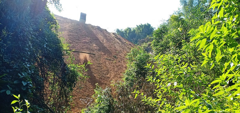 Thấp thỏm lo âu dưới chân bãi đổ đất -0