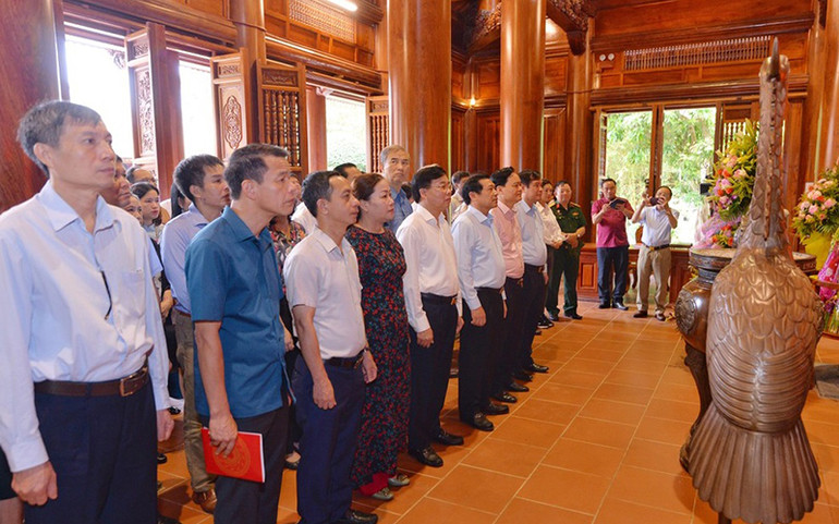 Đoàn đại biểu dâng hương tưởng niệm Chủ tịch Hồ Chí Minh tại Khu di tích quốc gia đặc biệt Kim Liên. (Ảnh: THÀNH CƯỜNG) Đoàn công tác Ban Tuyên giáo Trung ương tham quan các mô hình sản xuất ở Nghệ An -0