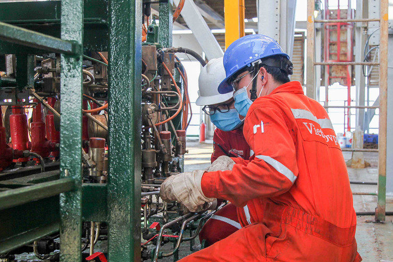 Người lao động Vietsovpetro làm việc trên giàn. Giải bài toán sản lượng khai thác dầu khí -0