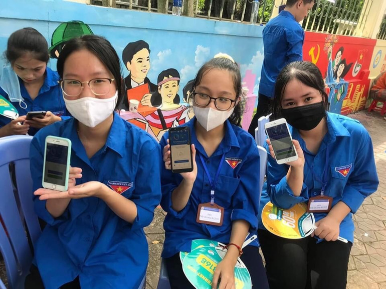 Các cô gái thanh niên tình nguyện ở Lào Cai tham gia vận động người dân cài ứng dụng Bluezone. Thấm đẫm màu áo xanh tình nguyện trong chiến dịch vận động cài Bluezone -0