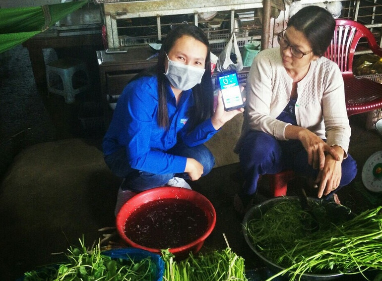 Vận động được cô bán hàng rau ở Lâm Đồng cài Bluezone. Thấm đẫm màu áo xanh tình nguyện trong chiến dịch vận động cài Bluezone -0