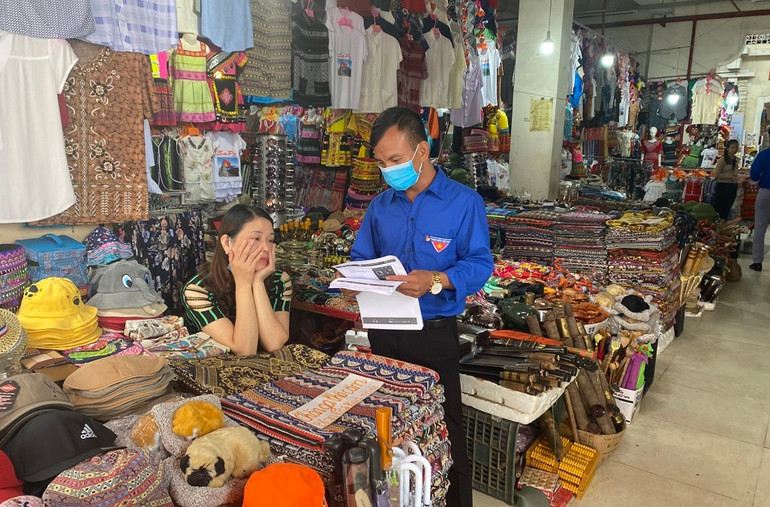 Một trong những địa điểm lực lượng thanh niên chọn để vận động người dân chính là chợ. Trong ảnh là nam thanh niên tình nguyện đang tuyên truyền cho tiểu thương chợ Sa Pa, Lào Cai. Thấm đẫm màu áo xanh tình nguyện trong chiến dịch vận động cài Bluezone -0