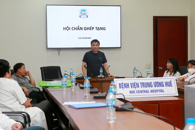 Hội đồng ghép thận của Bệnh viện Trung ương Huế họp để hội chẩn ghép tạng. (Ảnh: Bệnh viện cung cấp) Ghép thận thành công cho 2 bệnh nhân từ người hiến tạng chết não -0