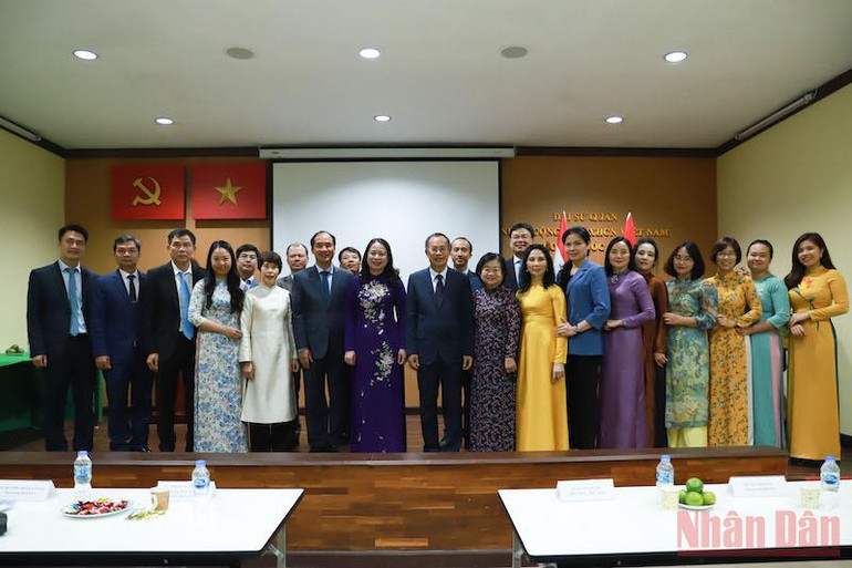 Phó Chủ tịch nước Võ Thị Ánh Xuân trò chuyện thân mật cùng cán bộ, nhân viên Đại sứ quán. Phó Chủ tịch nước Võ Thị Ánh Xuân thăm Đại sứ quán Việt Nam tại Thái Lan -0