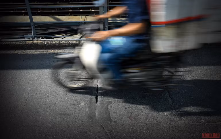 Lắp rào chắn bảo vệ cầu Long Biên -0