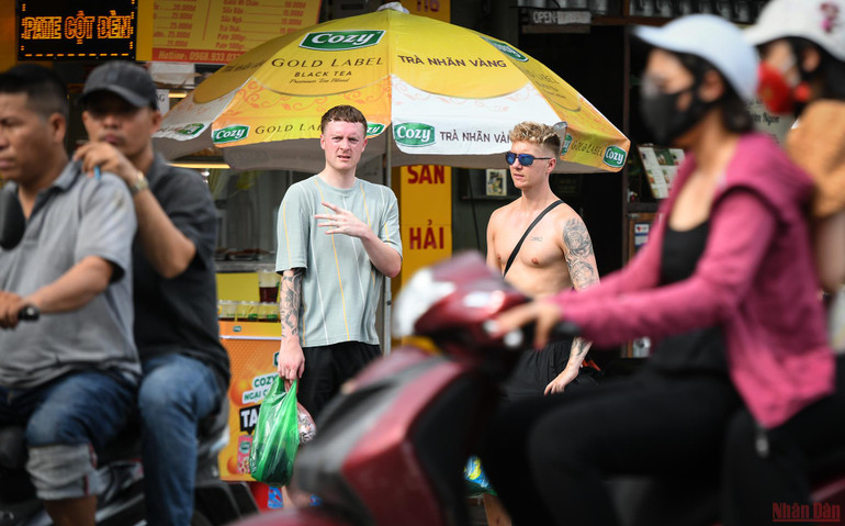 Du khách nước ngoài cũng không chịu nổi cái nóng oi bức ở Hà Nội những ngày qua. Người dân Hà Nội chống chọi với nắng nóng gay gắt -0