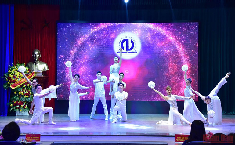 Các tiết mục văn nghệ chào mừng. (Ảnh: Thành Đạt) Lễ kỷ niệm 50 năm ngày truyền thống trường Đại học Nôi vụ Hà Nội và đón nhận Huân chương Lao động hạng Nhất -4