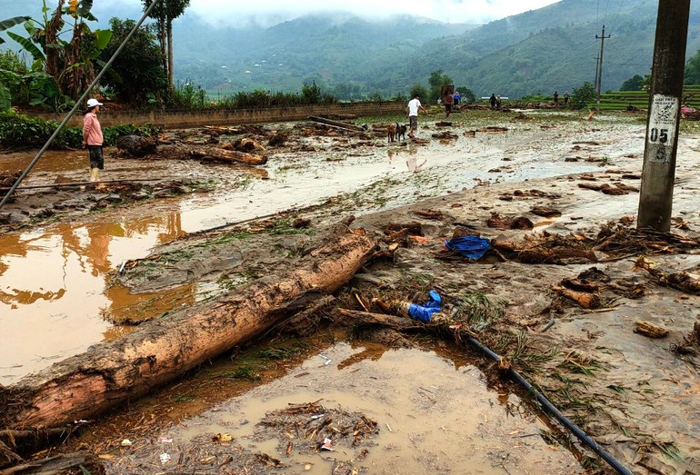 Lũ ống trong đêm làm hai người chết ở Lào Cai -0