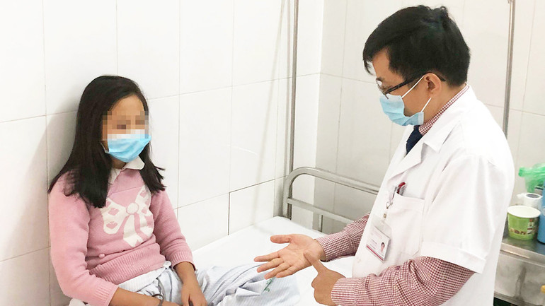 Điều trị cho một bệnh nhi bị sang chấn tâm lý. Ảnh: BVBM Cần sự quan tâm đúng cách -0