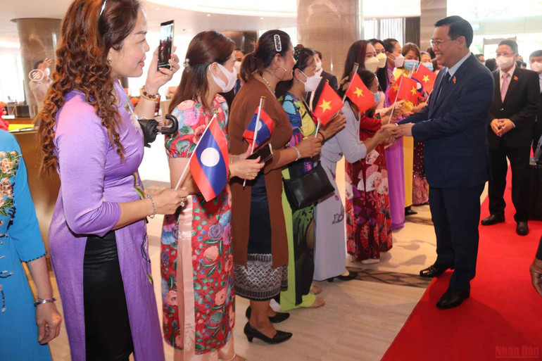 Bà con kiều bào, cộng đồng doanh nghiệp Việt Nam tại Lào và cán bộ Đại sứ quán Việt Nam tại Lào đón Chủ tịch Quốc hội Vương Đình Huệ và Đoàn đại biểu cấp cao Quốc hội Việt Nam tại khách sạn Crown Plaza. (Ảnh: Xuân Sơn) Chủ tịch Quốc hội Vương Đình Huệ gặp gỡ doanh nghiệp Việt Nam tại Lào -0