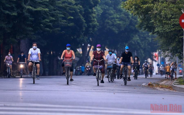 Người dân Hà Nội lại ra đường đạp xe tập thể dục bất chấp lệnh cấm theo Chỉ thị 15 -0