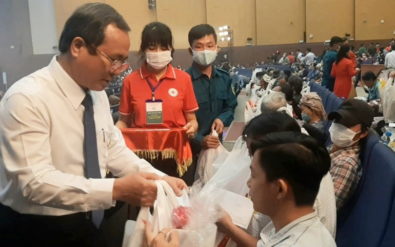 Tặng quà Tết cho công nhân và người nghèo ảnh 4 Tặng quà Tết cho công nhân và người nghèo ảnh 4