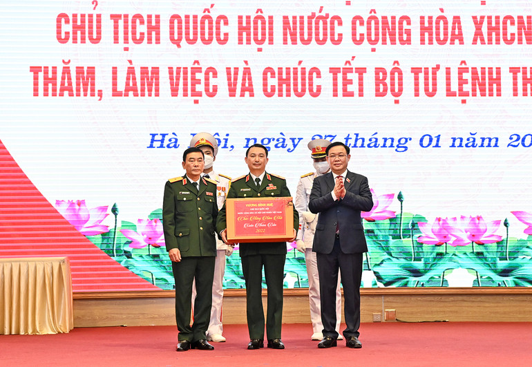 Xây dựng lực lượng vũ trang Thủ đô vững mạnh, sức mạnh chiến đấu cao -0