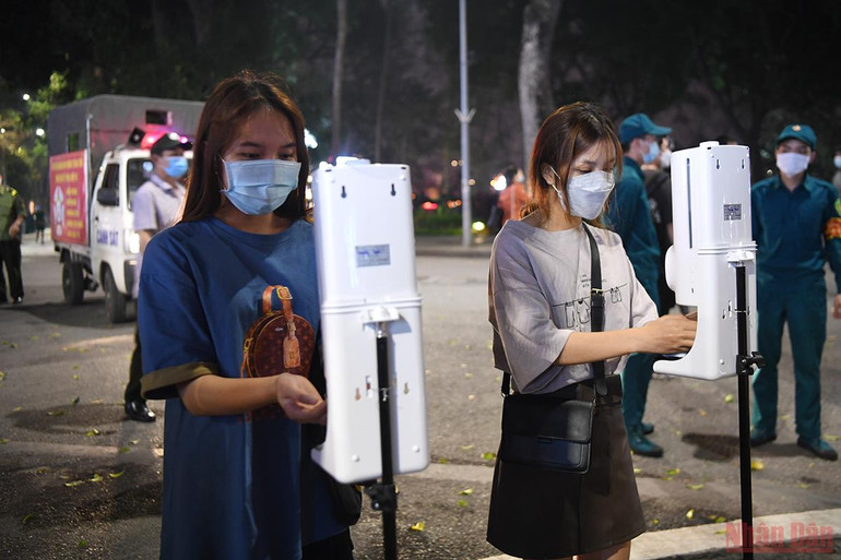  Hà Nội chính thức mở lại phố đi bộ hồ Gươm từ 18/3 -0