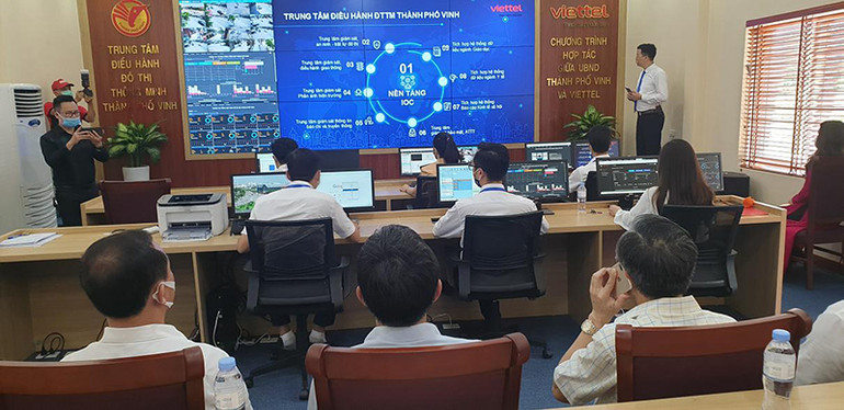 Tham quan hoạt động của Trung tâm IOC TP Vinh. TP Vinh khai trương Trung tâm điều hành đô thị thông minh -0