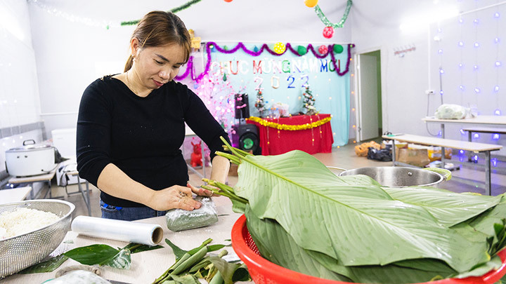 Chị Hòa gói bánh chưng cho công nhân đón Tết. Về xưởng may ăn Tết -0