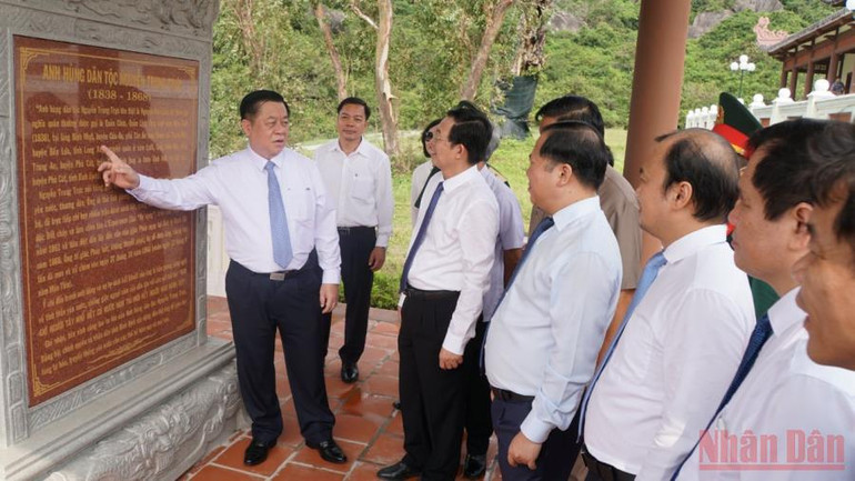Đồng chí Nguyễn Trọng Nghĩa và các đồng chí lãnh đạo tỉnh Bình Định tham quan tại khuôn viên Đền thờ Nguyễn Trung Trực (huyện Phù Cát, tỉnh Bình Định). Trưởng Ban Tuyên giáo Trung ương dâng hương tại Bảo tàng Quang Trung và Đền thờ Nguyễn Trung Trực -0