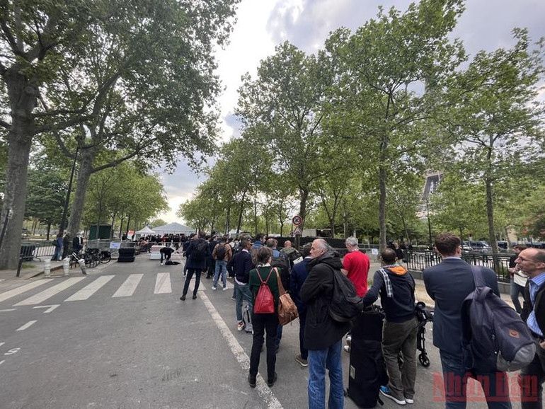 Một số hình ảnh trong đêm bầu cử ở Pháp -3