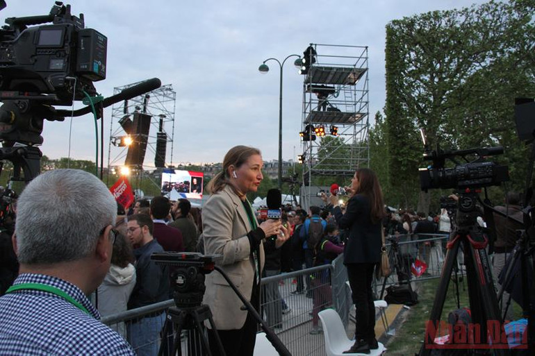 Một số hình ảnh trong đêm bầu cử ở Pháp -2